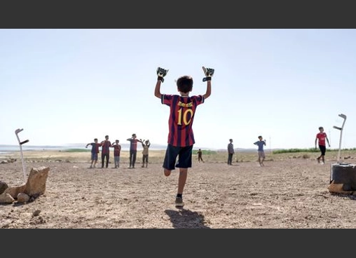 バグダッド・メッシ 片足のサッカー少年