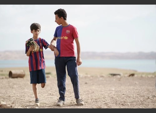 バグダッド・メッシ 片足のサッカー少年